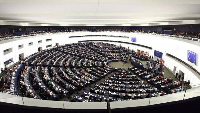 Parlamentul European cere un embargo total asupra importurilor de petrol, cărbune, combustibil nuclear și gaz din Rusia