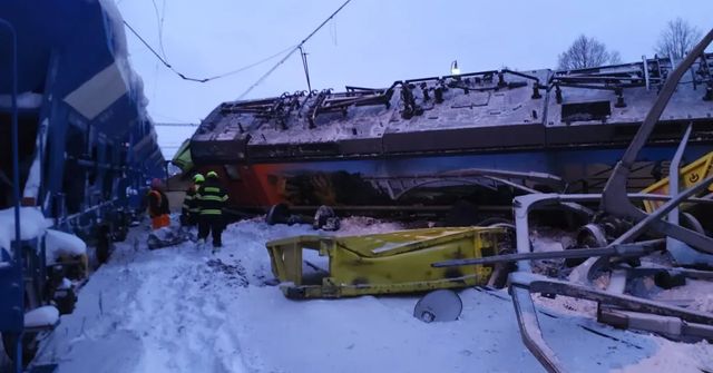 V České Třebové se srazily dva nákladní vlaky, jeden člověk se zranil