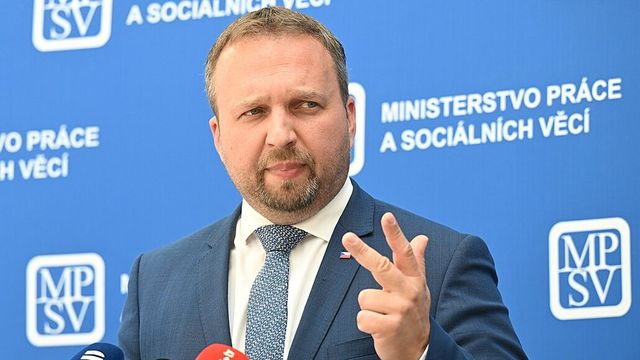 Cena za Pavlovo váhání: 10 tisíc lidí v předčasné penzi za 4 miliardy ročně