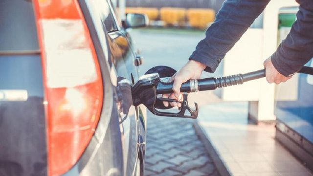 Marea Britanie va interzice vânzarea mașinilor pe benzină și motorină din 2030