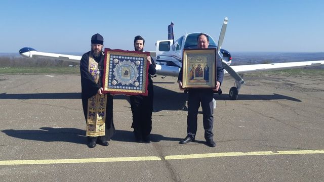 Епископ облетел Молдову на частном самолёте с иконами и молитвами от коронавируса