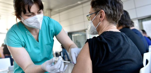 Státní zaměstnanci očkovaní letos by mohli mít dva dny placeného volna, uvedl Babiš