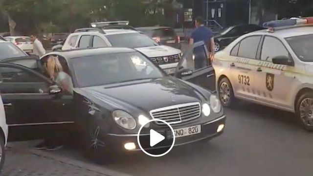 Погоня и жёсткое задержание пьяного водителя в Кишинёве попали на видео. Комментарий полиции