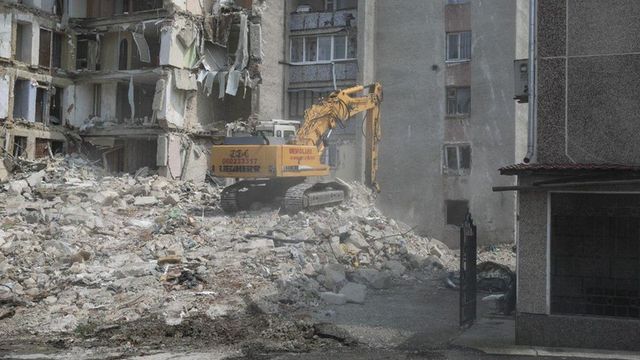 După 17 zile de muncă, lucrările de demolare ale blocului avariat din Otaci s-au încheiat