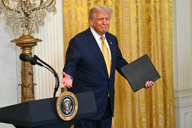 Trump anunță că impune Chinei taxe vamale suplimentare de 100%, începând de la 1 noiembrie
