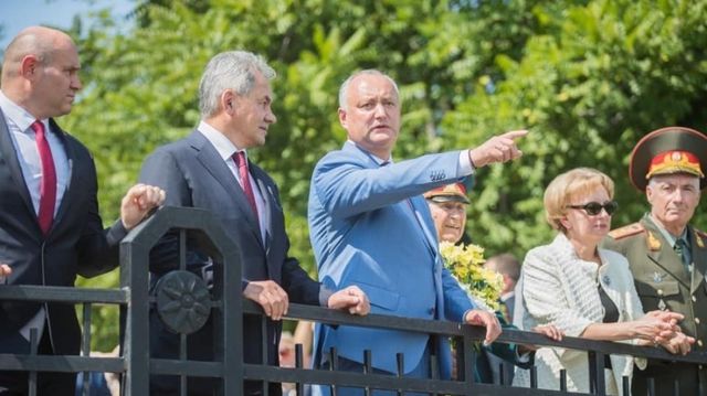 Шойгу передал Молдавии боевые знамена и документы времен войны