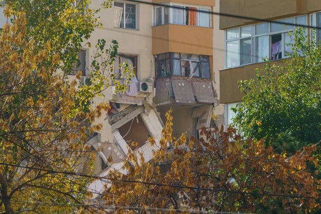 Distrigaz spune că gazul a fost oprit de joi dimineață la blocul unde a avut loc explozia. Vineri dimineață însă „sigiliul era rupt”
