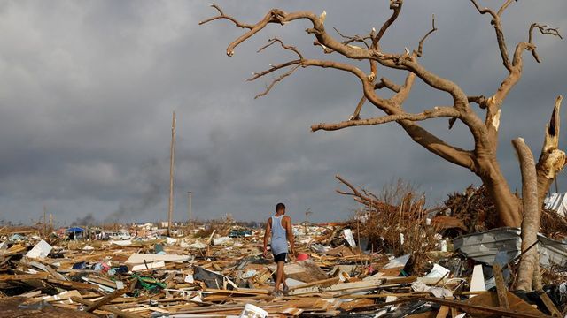 Na Bahamách jsou po bouři stále stovky pohřešovaných lidí, mrtvých je 43