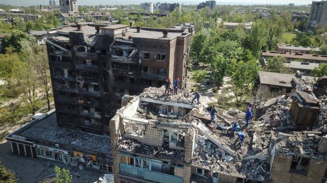 Rușii, acuzați că au transformat un supermarket din Mariupol în groapă pentru cadavre