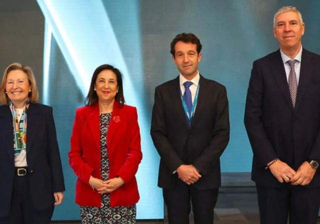 Robles transmite su preocupación a Indra por los retrasos en el programa de los 8X8 Dragon