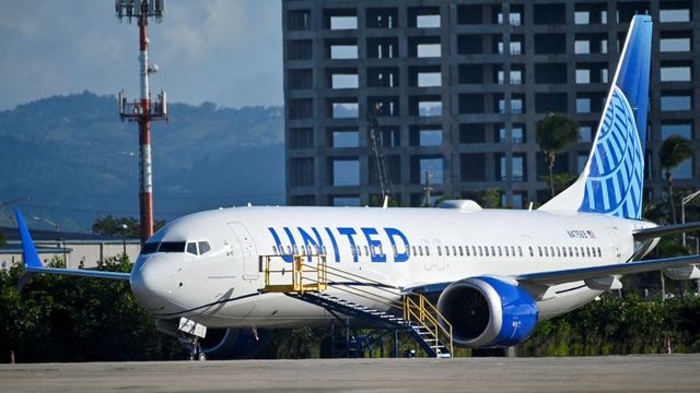 United Airlines system-wide outage causes major flight disruptions and delays