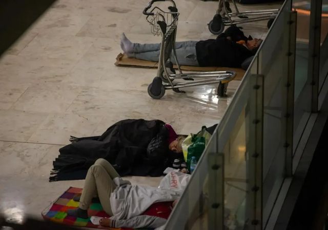 Manos Limpias se querella contra Marlaska y el presidente de AENA por la presencia de indigentes en Barajas