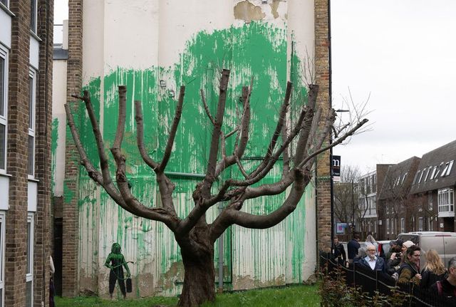 Un Banksy 'ecologista' sulla parete di un palazzo a Londra