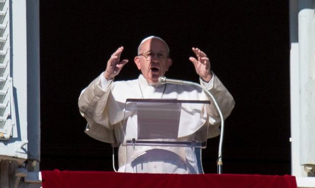 Papa Francisc a îndemnat familiile să renunțe la utilizarea telefoanelor în timpul mesei și să vorbească unii cu ceilalți în timpul mesei