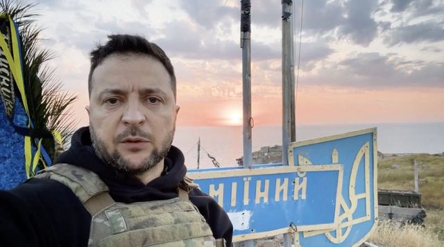 Liderul de la Kiev a mers pe Insula Șerpilor pentru a marca cele 500 de zile ale războiului cu Rusia
