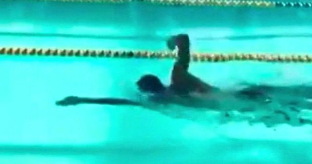Manuel Bortuzzo, il nuotatore paralizzato alle gambe dopo l’agguato a Roma torna a nuotare in piscina