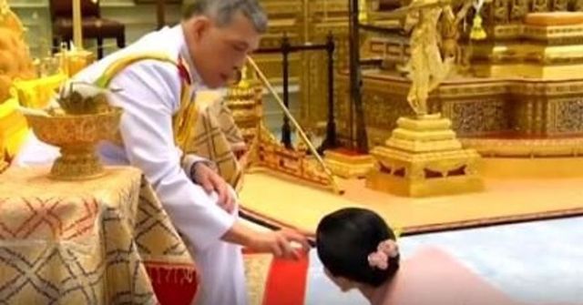 Re Thailandia spodesta 'consorte reale'