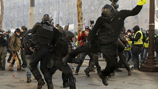 Francia zavargások - Leváltják a párizsi rendőrfőnököt, korlátozzák a tüntetéseket