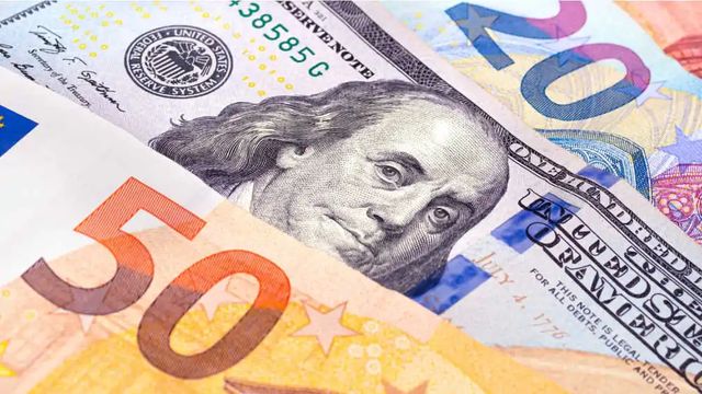 Dolarul se ieftinește, iar euro își menține cotația