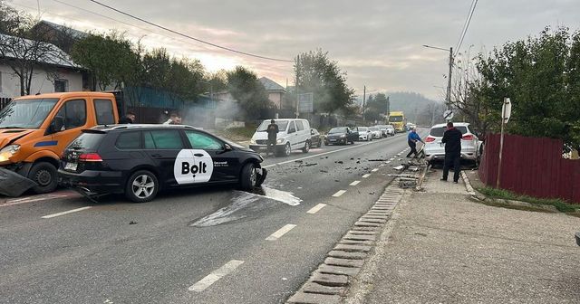 Accident rutier în Uricani! Trei autoturisme au fost implicate