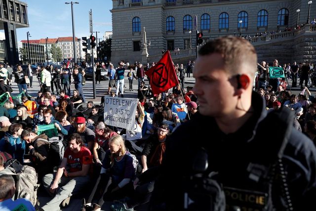 Aktivisté v Praze zablokovali magistrálu, lehli si na přechod