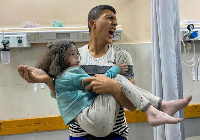 Las autoridades de Gaza acusan a Israel de matar a 27 palestinos durante un reparto de comida