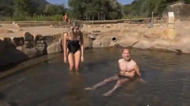 El alcalde de Ourense emula a Fraga en Palomares para promocionar la salubridad de unas termas