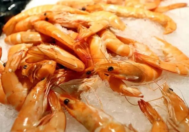 Atrapan a un hombre trajeado que robaba cajas de langostinos en un súper de Gijón