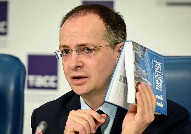 Medinsky, el negociador que escribe los libros de texto a los estudiantes rusos