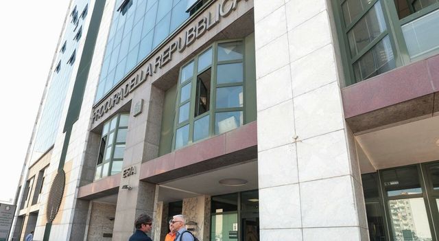 Immigrazione clandestina a Napoli, la cricca dei finti permessi: tre avvocati in manette