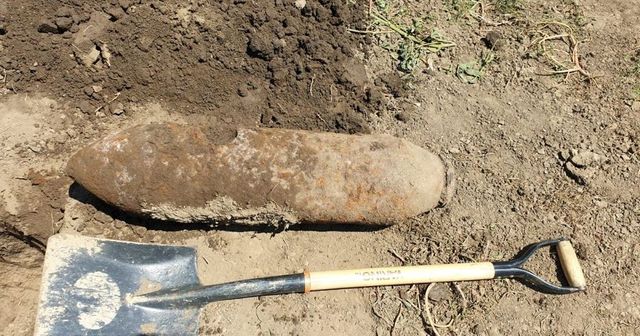 Bombă de aviație de 50 de kg, găsită în timpul unor lucrări de decolmatare a unui pârâu