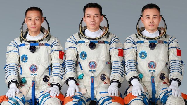 China a trimis în spațiu misiunea cu cel mai tînăr echipaj de astronauți