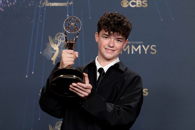 Serialul „Adolescence” a dominat Premiile Emmy 2025. La doar 15 ani, Owen Cooper a devenit cel mai tânăr laureat al galei