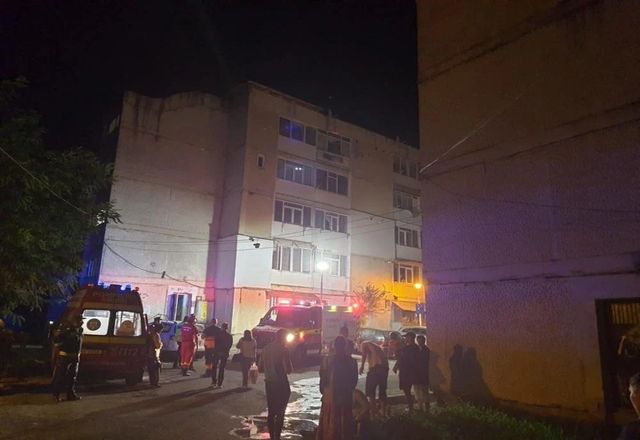 Zeci de persoane evacuate dintr-un bloc din Piatra Neamț din cauza unui incendiu