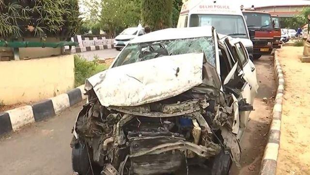 3 Injured As Speeding Jaguar Hits Cab In Delhi