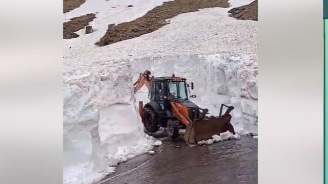 Nămeți de peste 4 metri și risc de avalanșe: drumarii deszăpezesc zona cea mai dificilă de pe Transfăgărășan