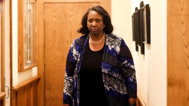 La gobernadora de la Fed Lisa Cook demanda a Trump por intentar despedirla