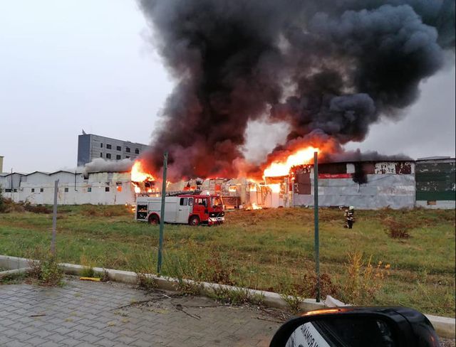 Incendiu violent lângă Cluj-Napoca! Pompierii intervin cu 6 autospeciale