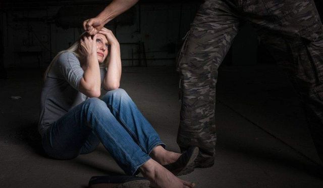 Tânăr din Dolj arestat după ce a încercat să violeze o femeie, pe drum, în fața casei