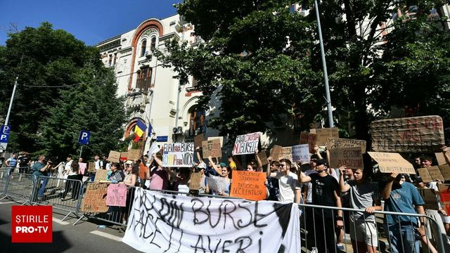 Elevii și studenții protestează duminică, în București, față de tăierea burselor