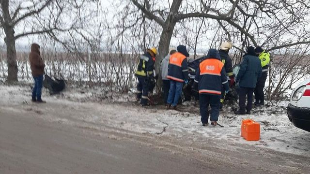 Un Renault Megane s-a izbit de un copac din cauza vitezei. Pasagerul, transportat la spital