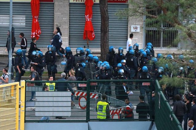Calcio, tensioni fuori dall’Olimpico prima del derby di Roma