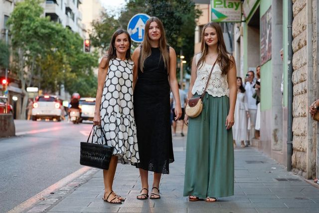 La reina Letizia acude al cine con Leonor y Sofía en su primera salida en Palma