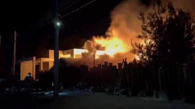 Incendiu mare în Durlești după ce o saună a luat foc. Patru echipaje de pompieri sunt la fața locului