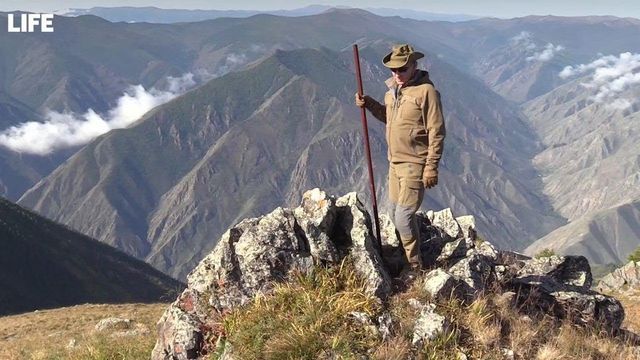 Путин за гъби в сибирската тайга преди рождения ден