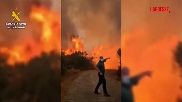 Spagna, la lotta dei vigili del fuoco contro gli incendi in Estremadura