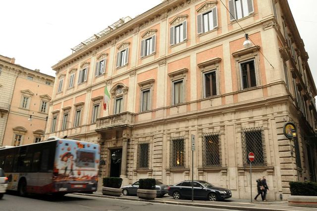 Silvio Berlusconi, addio alla storica residenza di Palazzo Grazioli. Si trasferirà nella villa che fu di Franco Zeffirelli