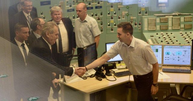 Zeman v doprovodu zástupců firem navštívil maďarskou jadernou elektrárnu