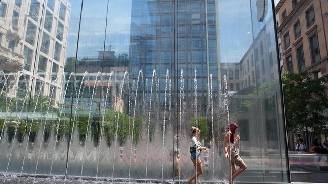 Oggi bollino rosso in 20 città, cosa fare contro il caldo