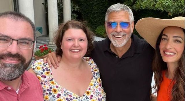 George Clooney e i 20 anni a Villa Oleandra, festeggia con la moglie e una coppia estratta a sorte